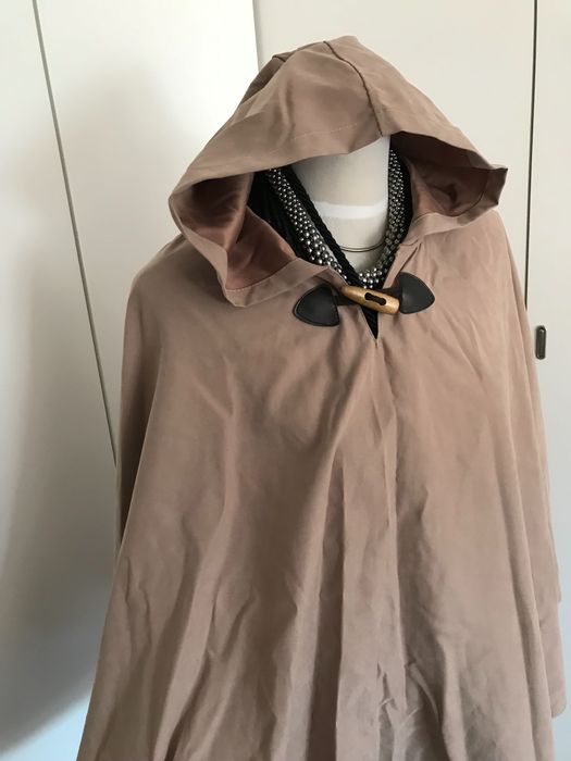 Capa bege. Tam único.