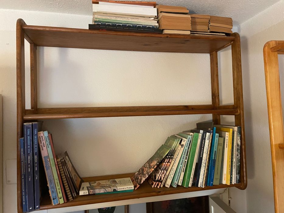 2 estantes de madeira estão em Alverca