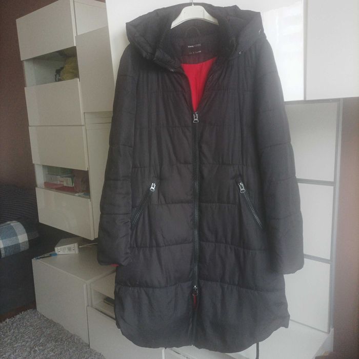 Czarny pikowany płaszcz damski Sinsay z czerwoną podszewką.L