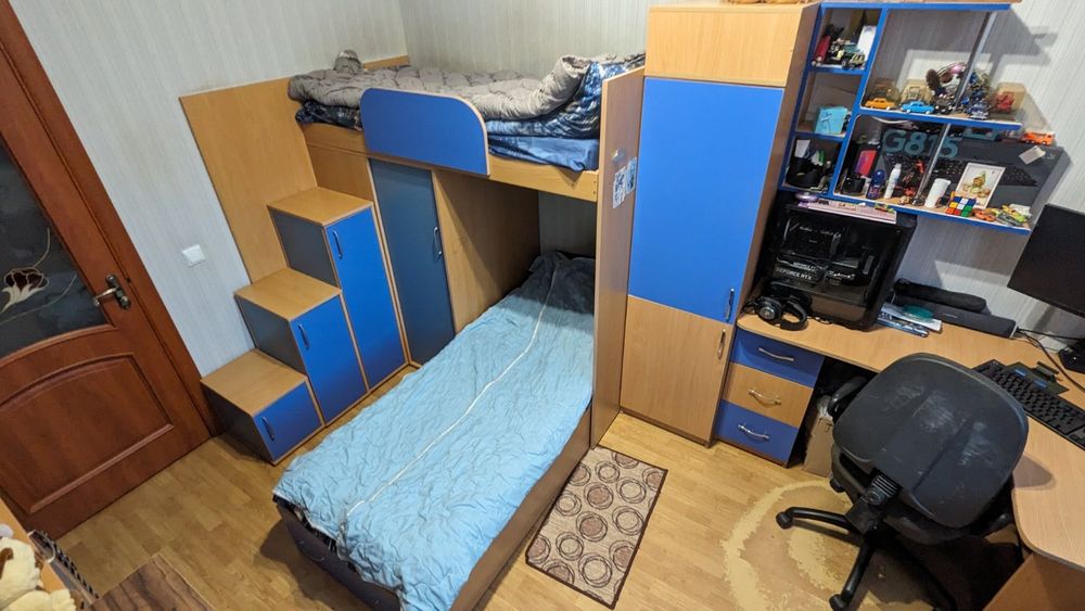 Продам комплект меблів в дитячу.