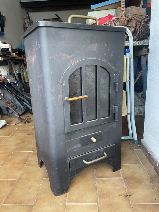 Salamandra antiga preta com pormenores em dourado