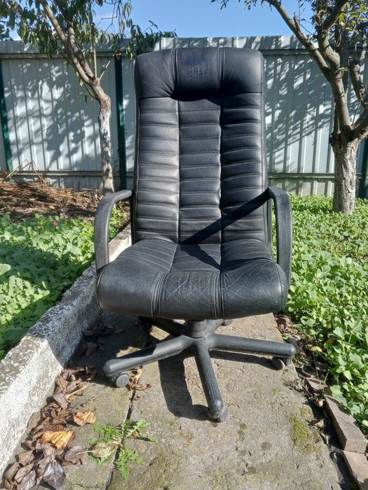 Продам коженное кресло б/у, не дорого.В рабочем состоянии .