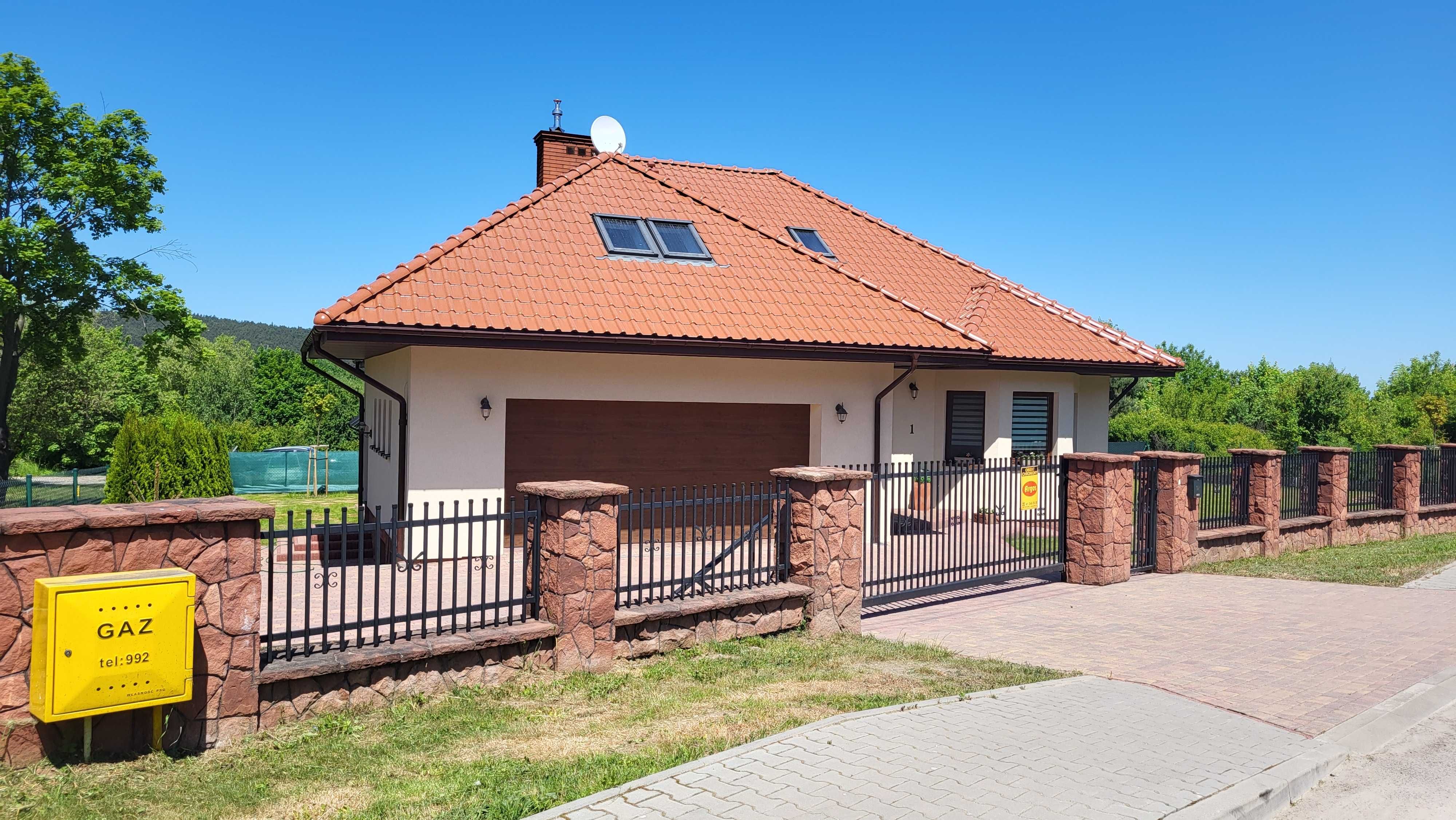 Na sprzedaz przytulny, solidnie zbudowany dom w Checinach k. Kielc.