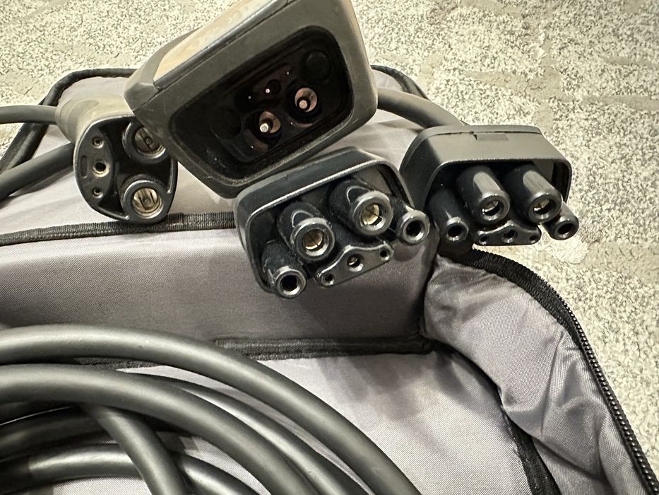 Зарядний пристрій Tesla