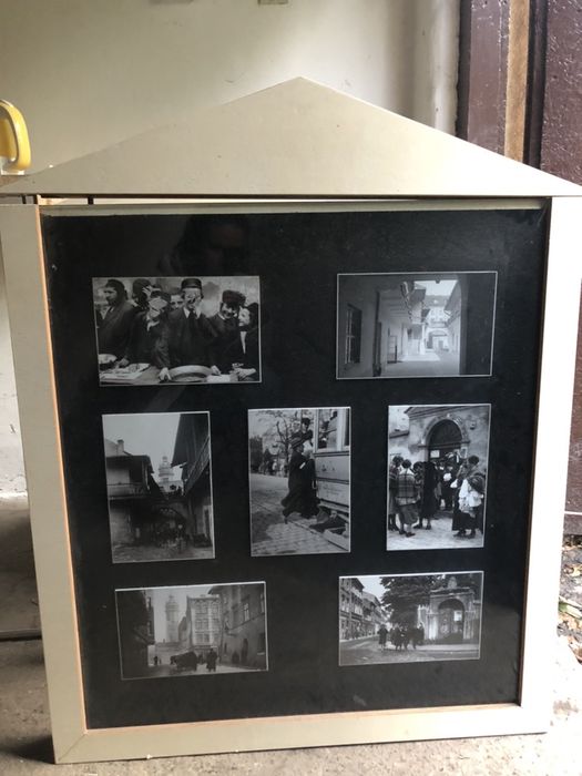 3 drewniane gabloty ze zdjęciami