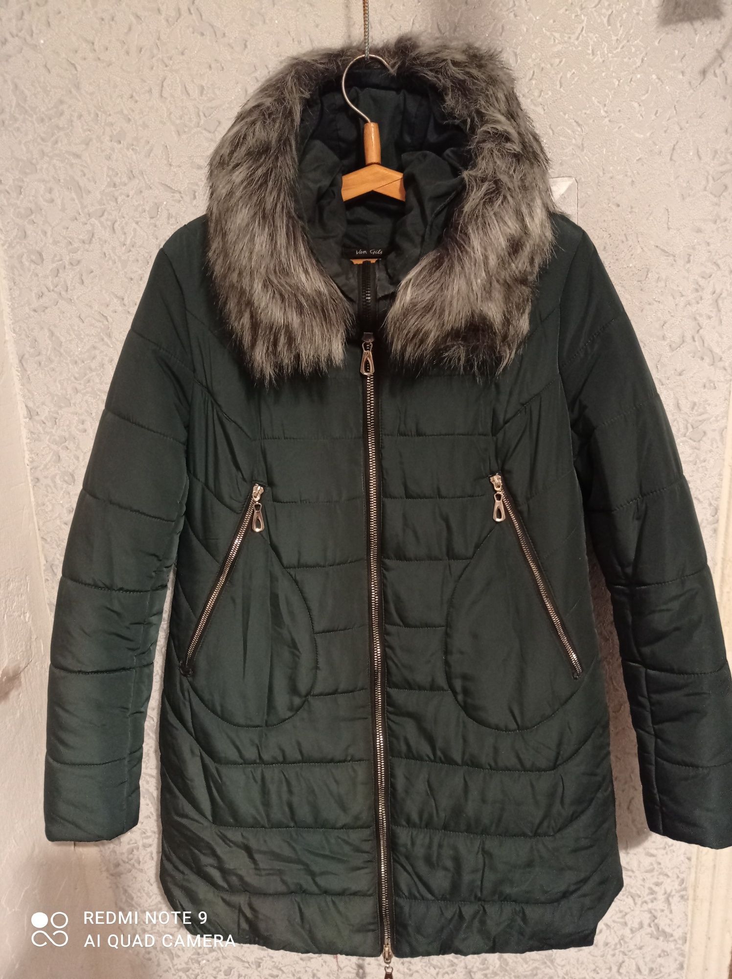 Зимня жіноча куртка в ідеальному стані