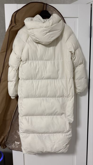 Білий пуховик зимовий