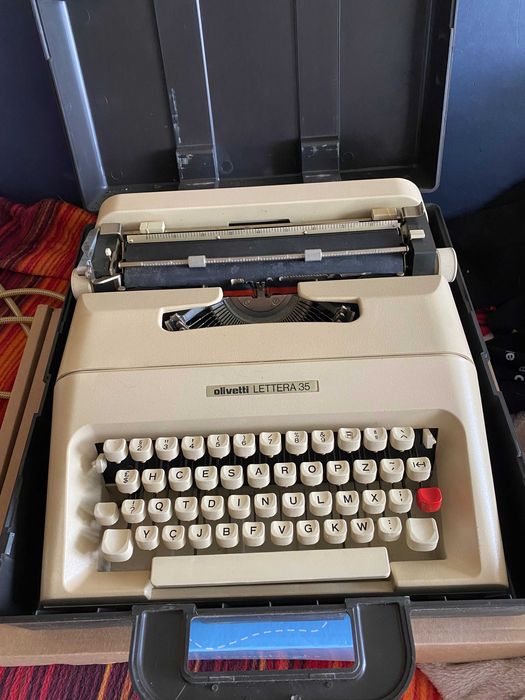 Máquina de Escrever Olivetti Lettera 35 - Anos 70