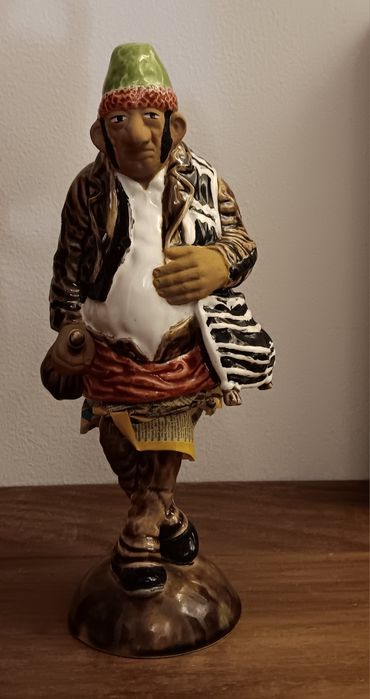 Bordallo pinheiro.  Figura de movimento