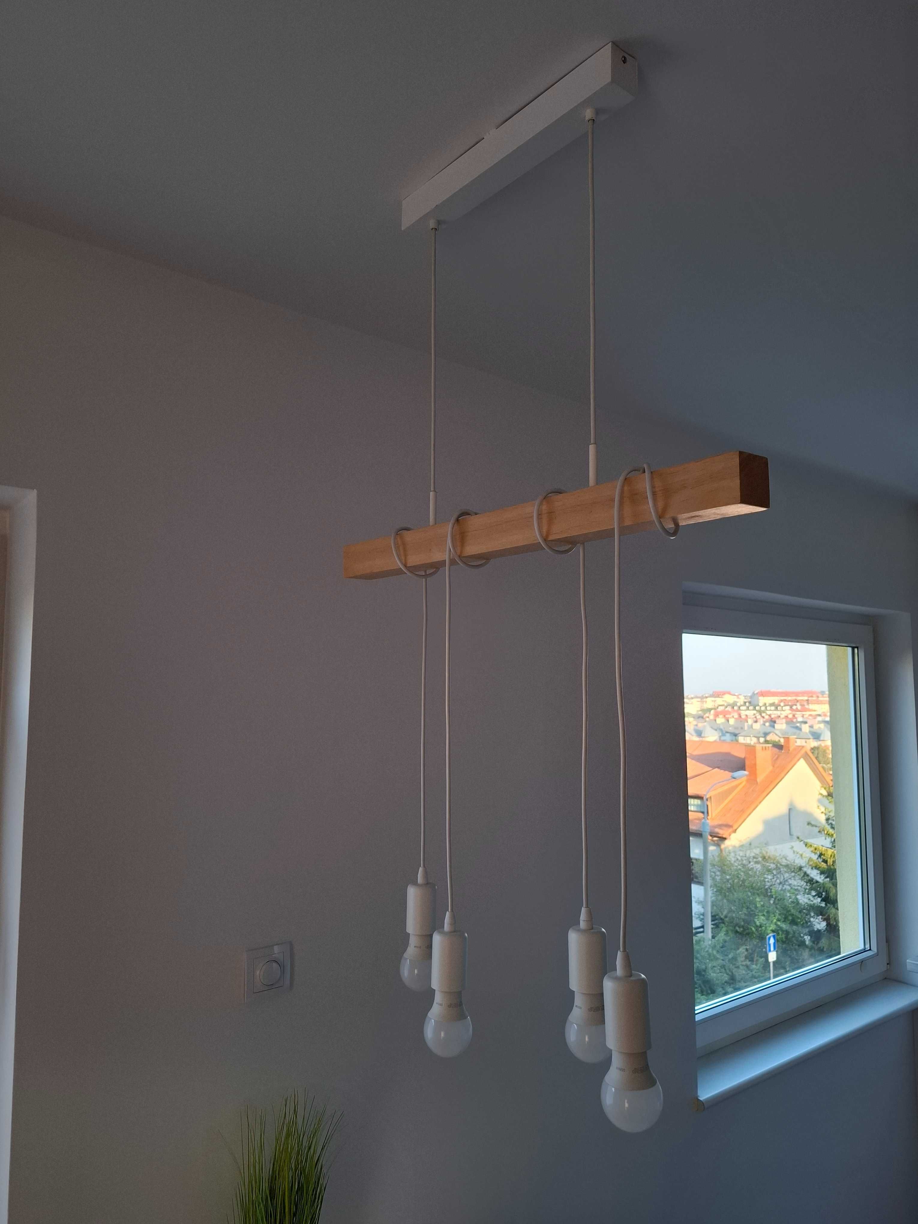 Lampa skandynawska z drewnem nad stół w jadalni