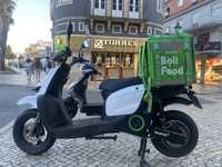 Aluguer de Scooters Electricas Equivalente a 50 e125 com acesso a garagem e tomada