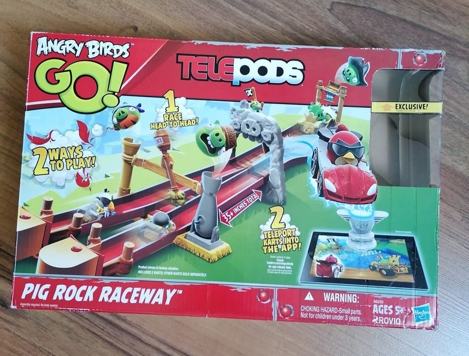 Dwa zestawy Angry Birds Telepods plus siedem samochodzików