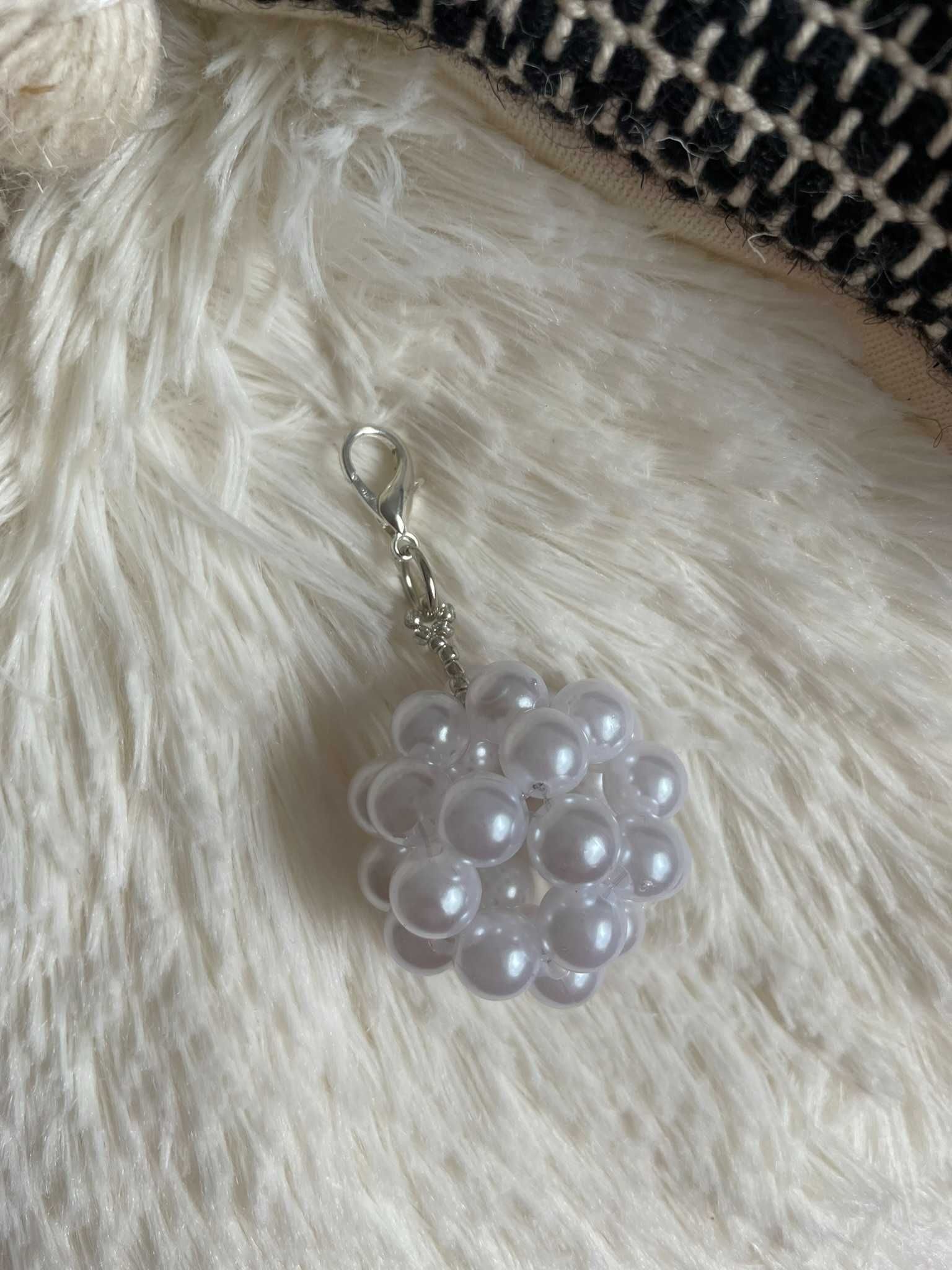 Brelok zawieszka biały perłowy pearl koraliki y2k retro nowy elegancki