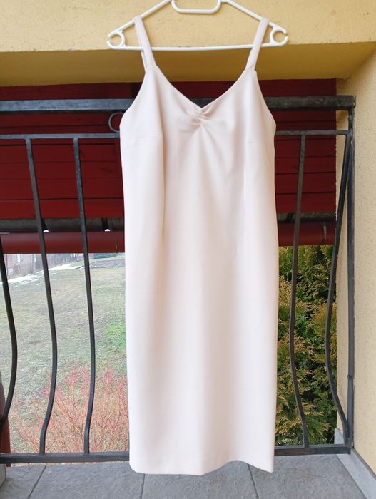 Prosta kremowa sukienka damska na ramiączkach