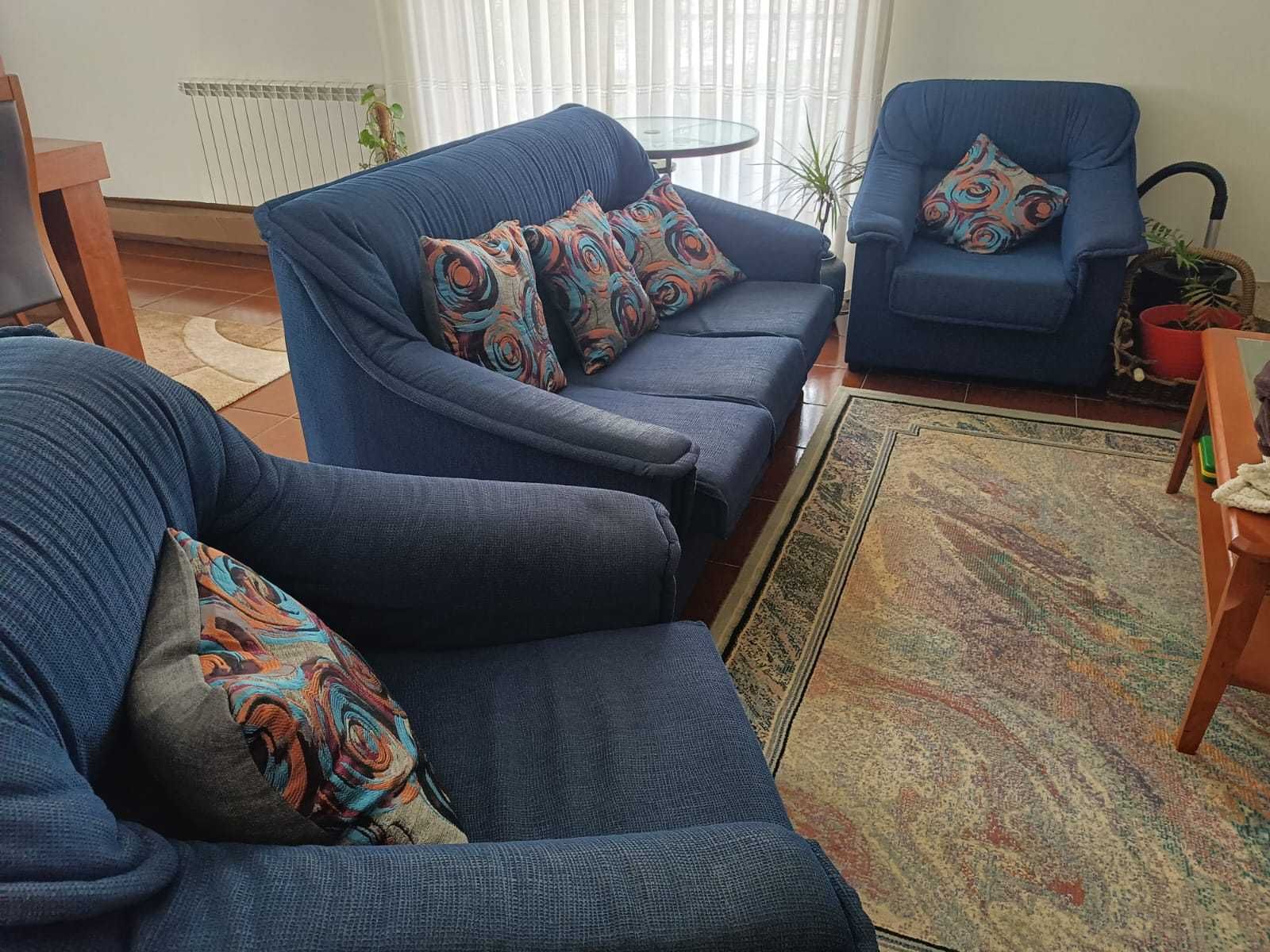 Sofá azul em tecido