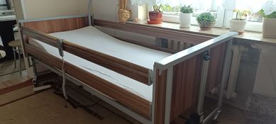 Łóżko rehabilitacyjne + materace(odleżynowy i zwykły) + szafka do łóżk