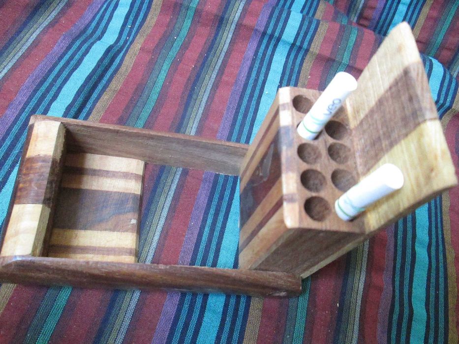 Bonita cigarreira em madeira com decoração de folhas em metal