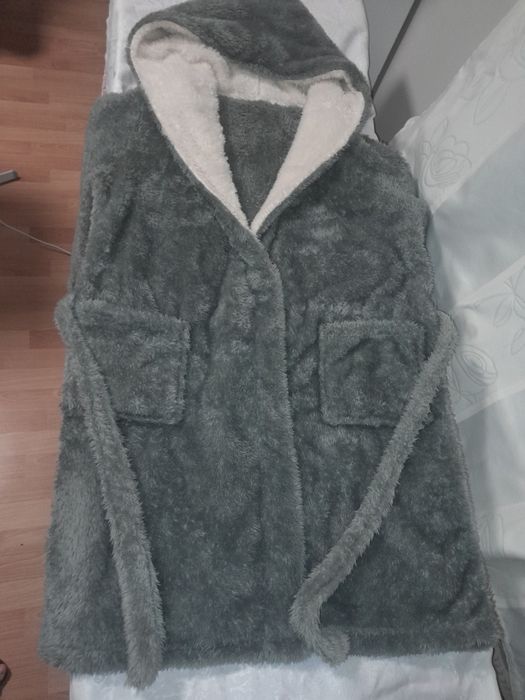 Damski szlafrok z kapturem miękkiego mikropluszu.r.XL.