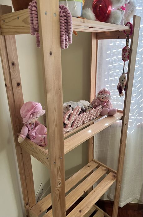 Estante de madeira conífera