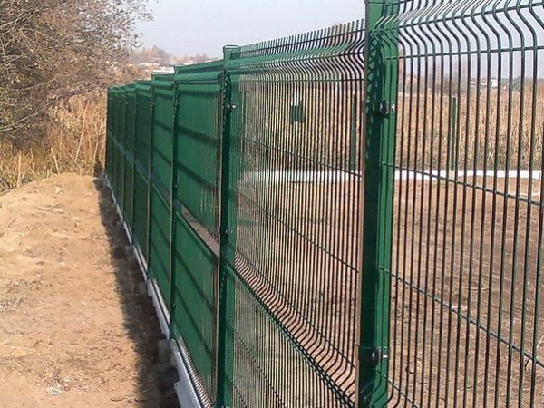 Ogrodzenia przemysłowe panele siatki  fotowoltaika farmy sady boiska