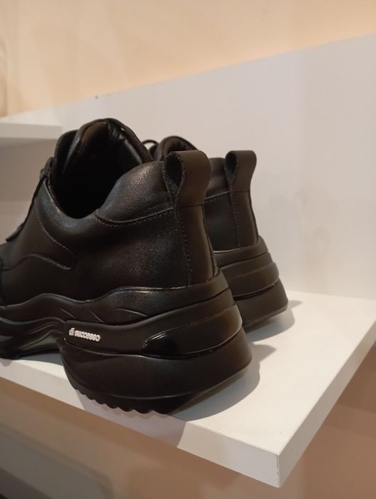 Нові шкіряні жіночі кросівки