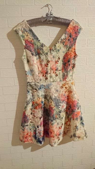 Żakardowa kolorowa sukienka Zara wzory mazgaje lato wiosna