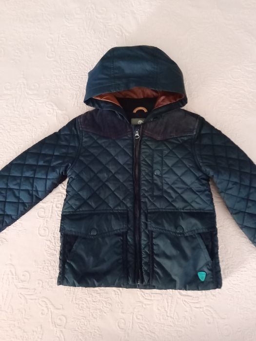 Roupa de marca para menino. Conjunto de casaco e calças em azul escuro