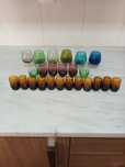 Copos de vidro as cores antigos de bebidas brancas