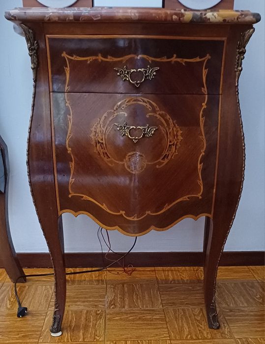 Cama de casal e mesas de cabeceira
