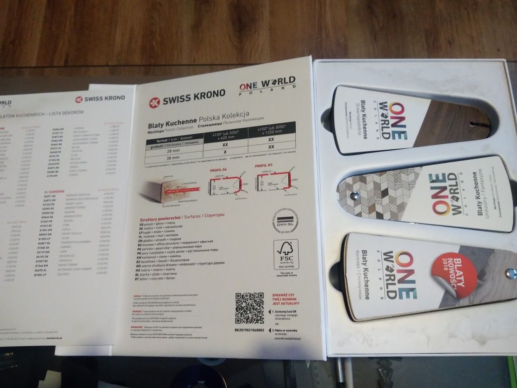 Wzornik  płyt  i  blatów   laminowanych.    SWISS  KRONO, Teczka A4