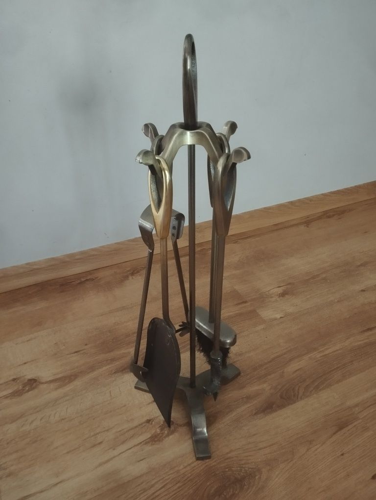 Zestaw przyrządów kominkowych, metalowy, patynowany, ciężki