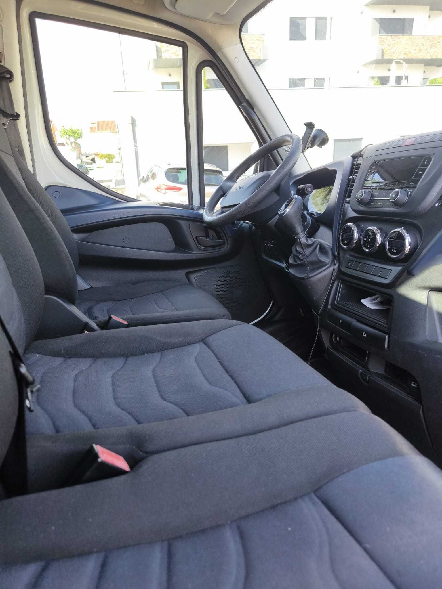 Iveco Daily 35S16 Automática - 9 Lugares