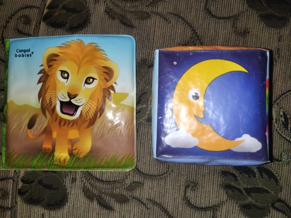 Для купання  і гри іграшки резинові,є з пищалками,книжка,кубик,млин ві