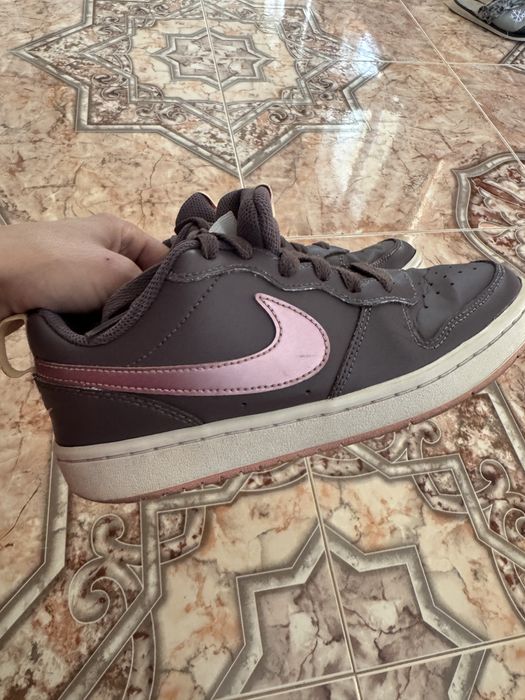 Отдам женские оригинальные кроссовки