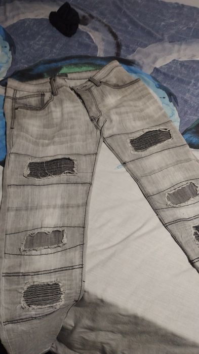 Calça Cinza com Detalhes