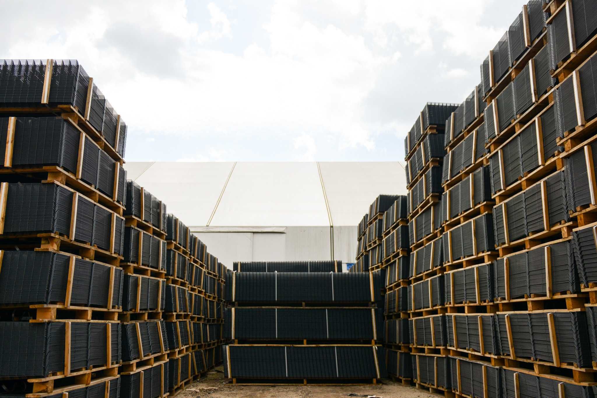 Kompletne systemy ogrodzeniowe – panele 2D/3D, słupki, profile bramowe