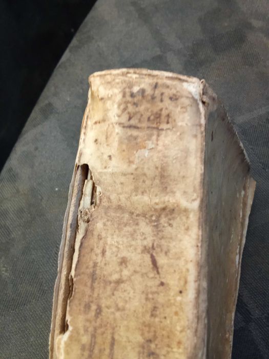 Livro com capa em pergaminho concílio tridentino