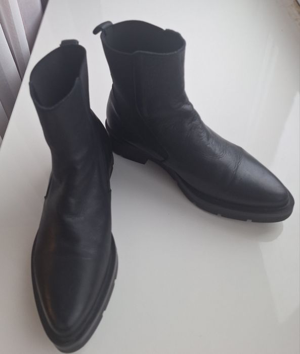 Жіночі шкіряні ботинки челсі чорного кольору