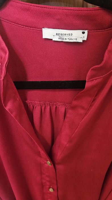 Sukienka w mocnym, malinowym kolorze