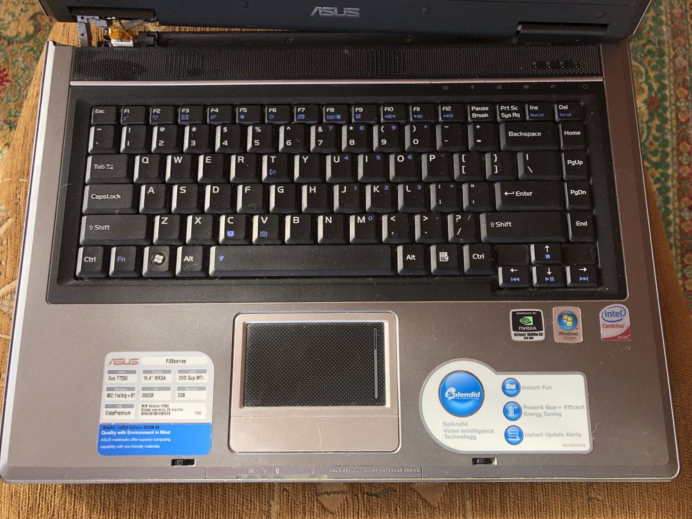 Laptop ASUS model F3S.