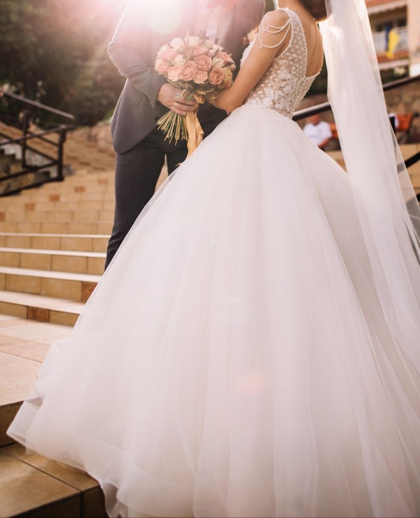 Весільна сукня кольору айворі. Весільне плаття з перлинами