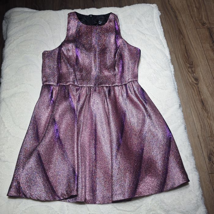 Sukienka z wyciętymi plecami