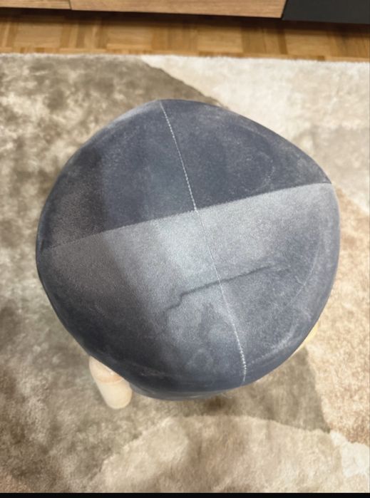 Stołek tapicerowany na drewnianych nóżkach