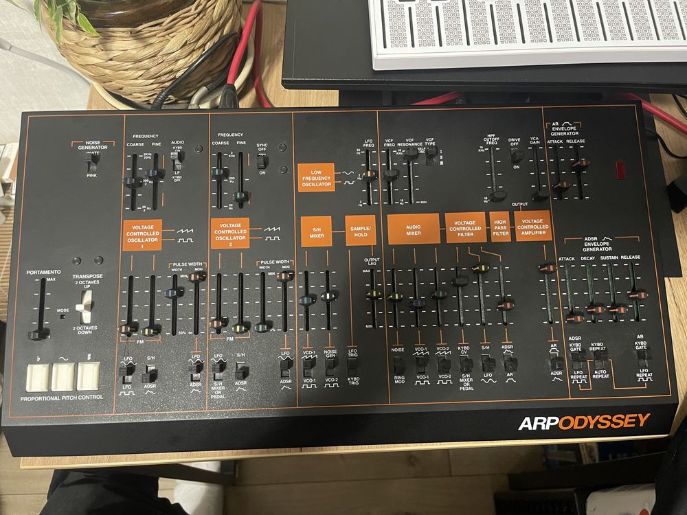 Korg ARP Odyssey синтезатор модуль