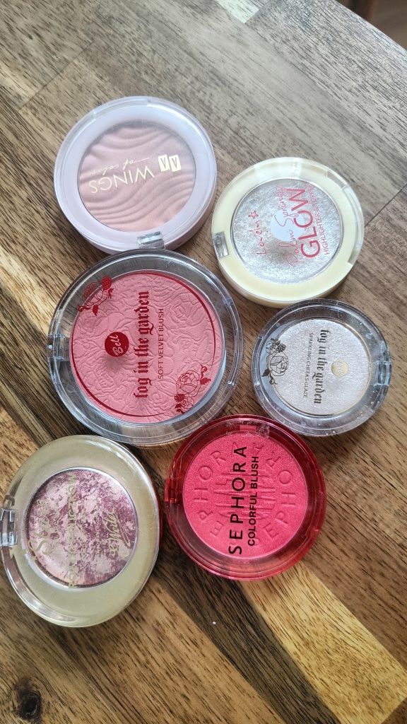 Zestaw róży i rozświetlacze Bell Sephora i inne