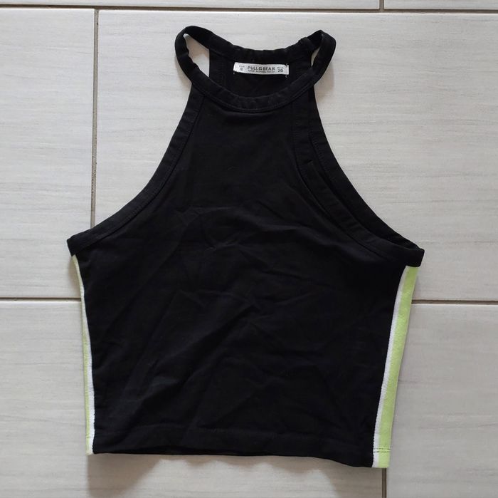 czarny top z paskami po bokach