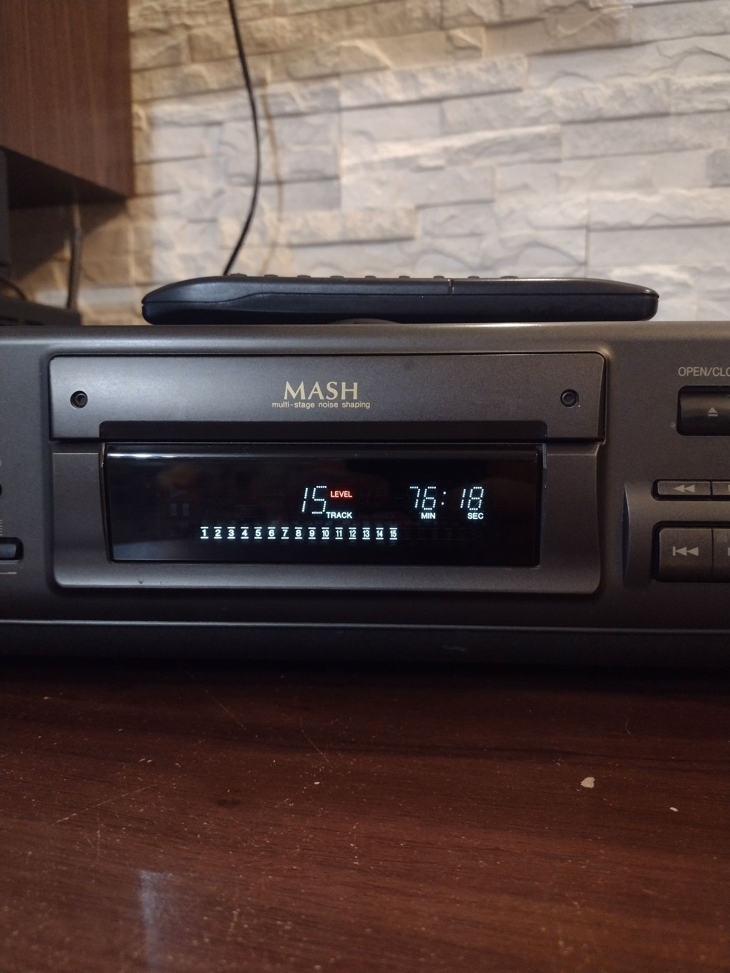 Odtwarzacz CD Technics SL-PS670D z pilotem