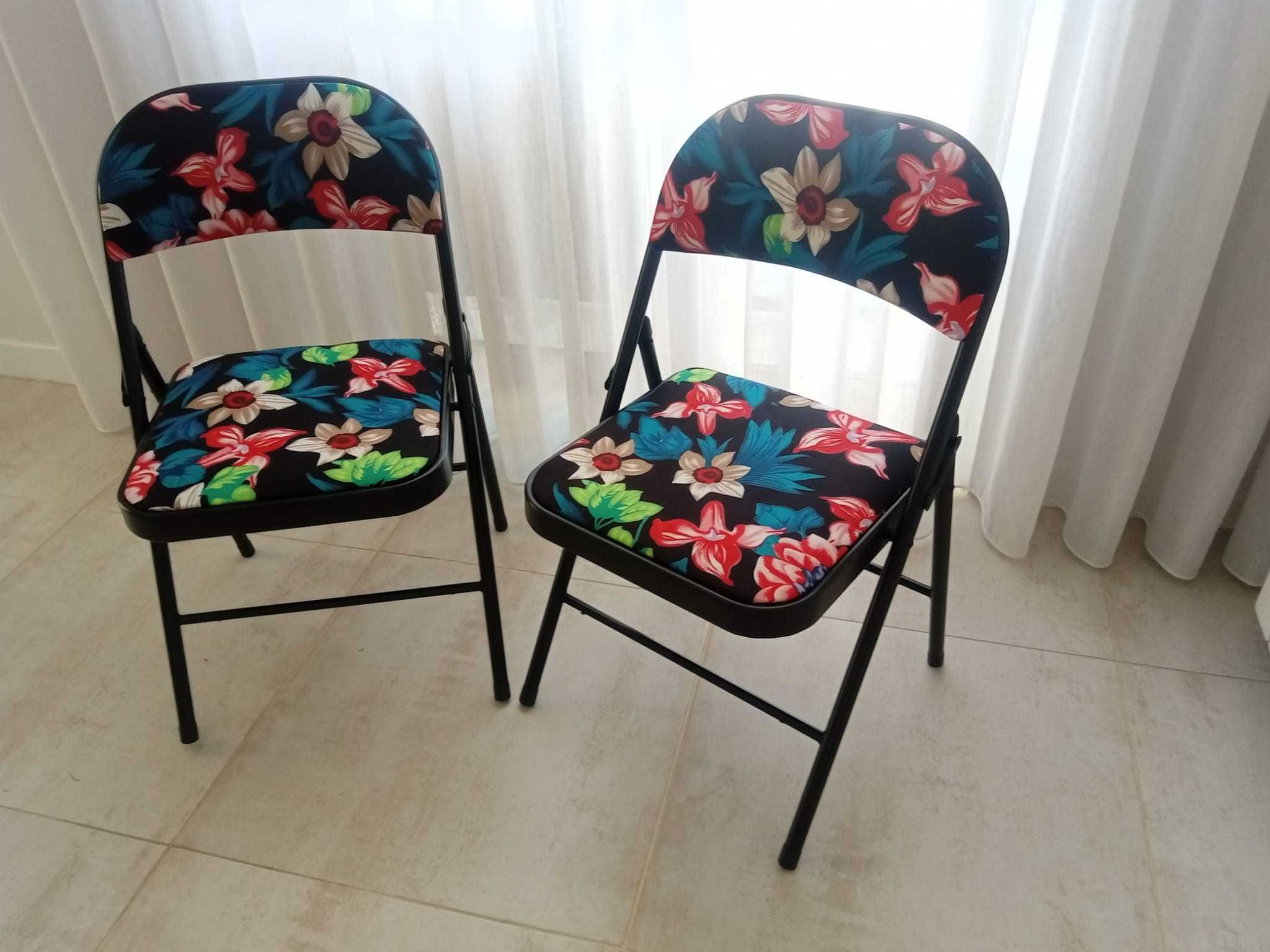 Duas cadeiras desdobráveis