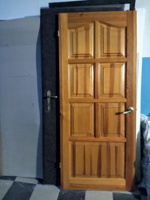 Входная дверь из сосны.