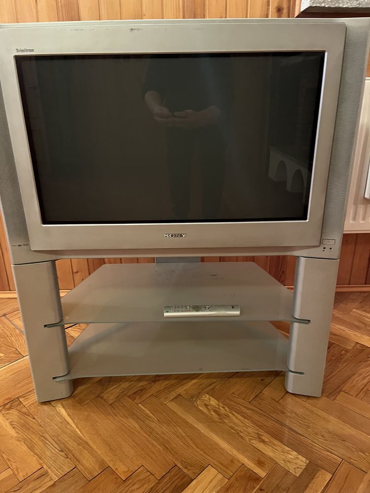 Telewizor SONY KV-32FX68K płaski, kineskopowy z dedykowanym stolikiem.